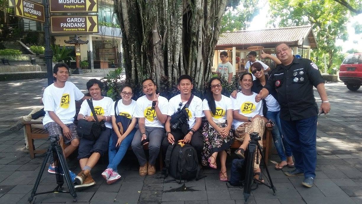 Tim ADFA berfoto bersama kamera dan tripod saat kegiatan dokumenter